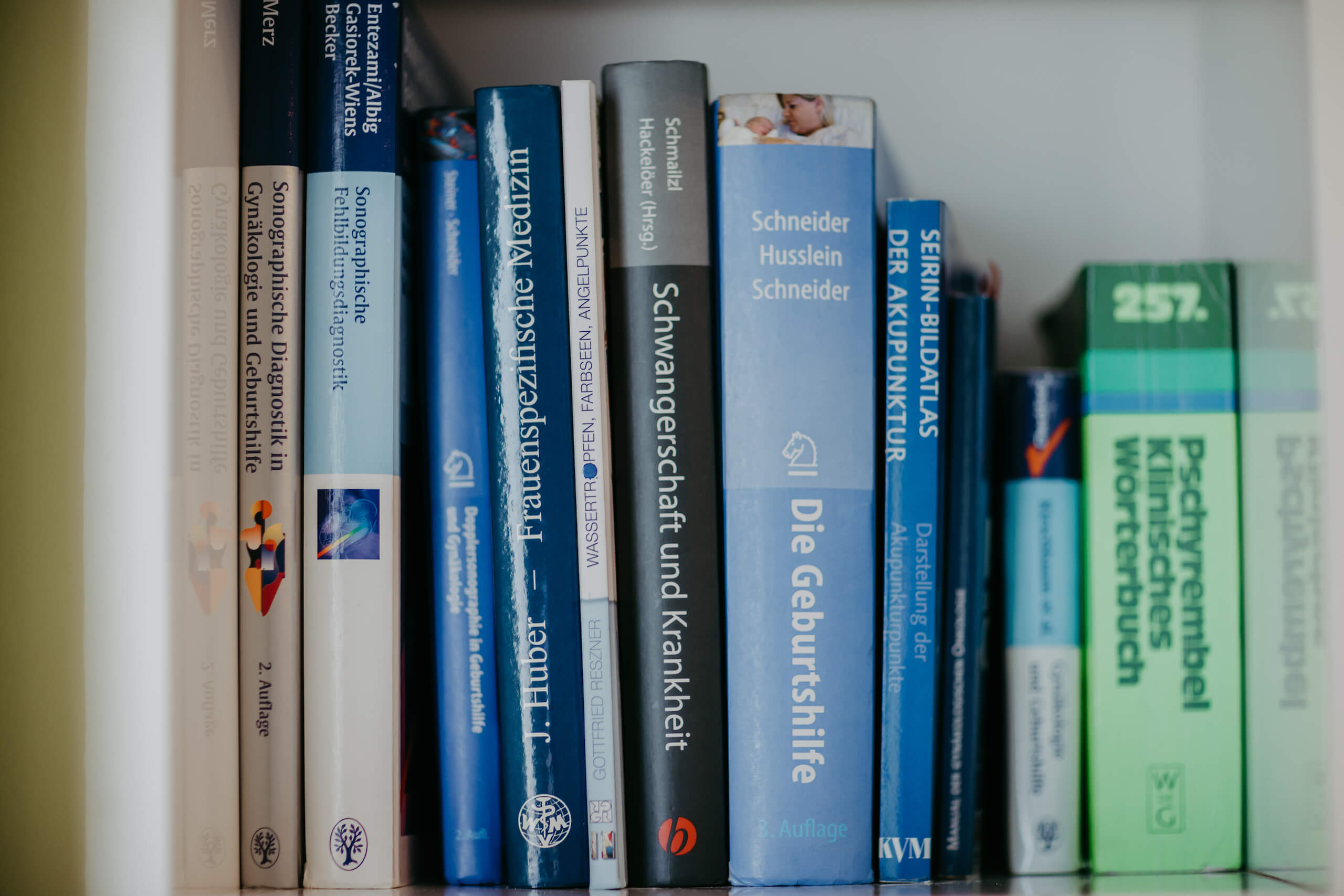 Bücher über Gynäkologie nebeneinander in einem Regal
