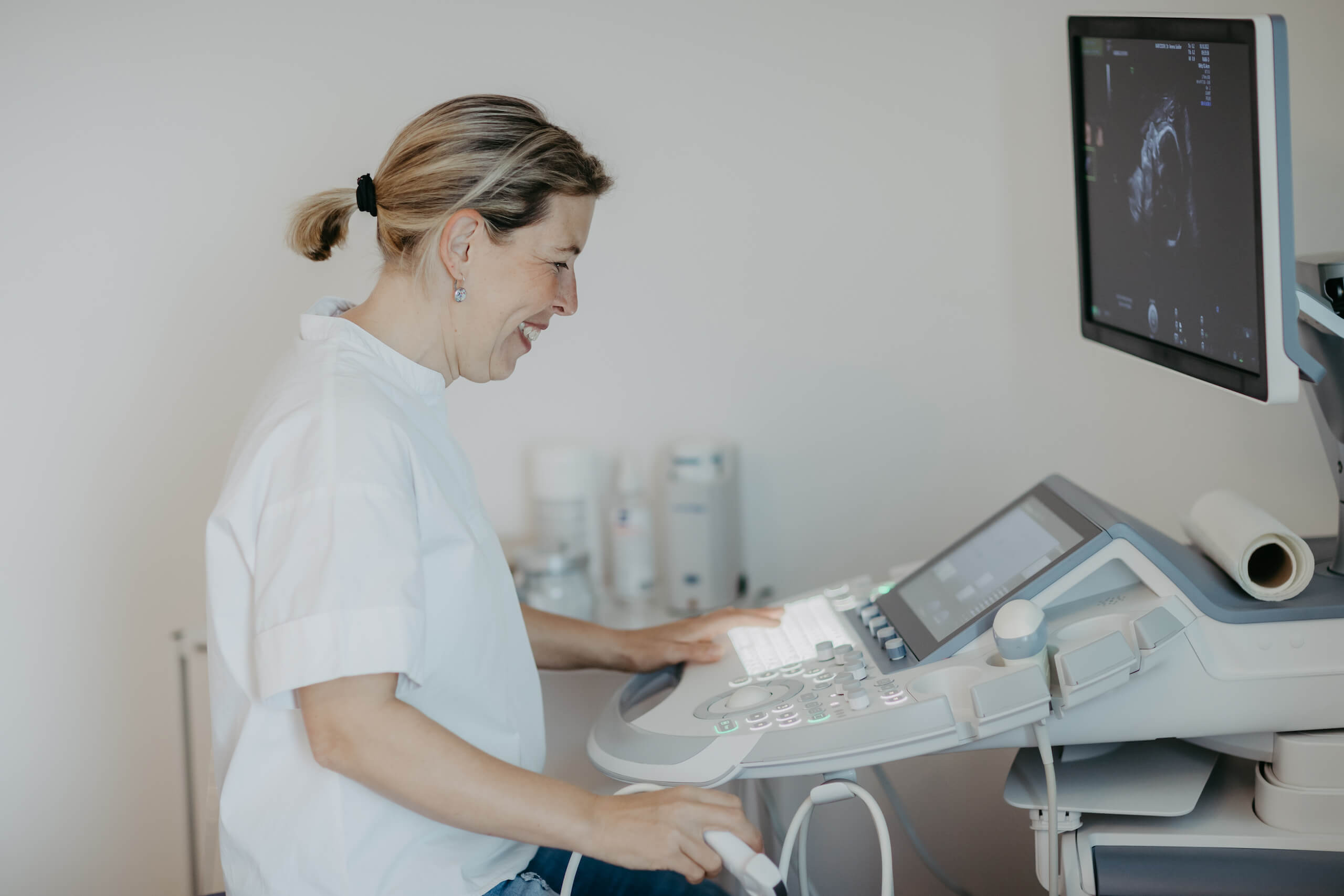 Frau Dr. Seidler bei der Ultraschalluntersuchung einer schwangeren Frau