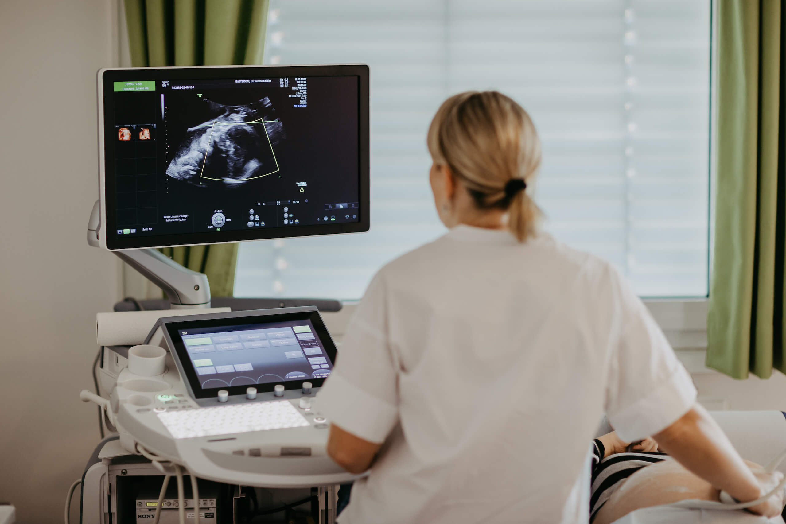 Frau Dr. Seidler bei der Ultraschalluntersuchung einer schwangeren Frau