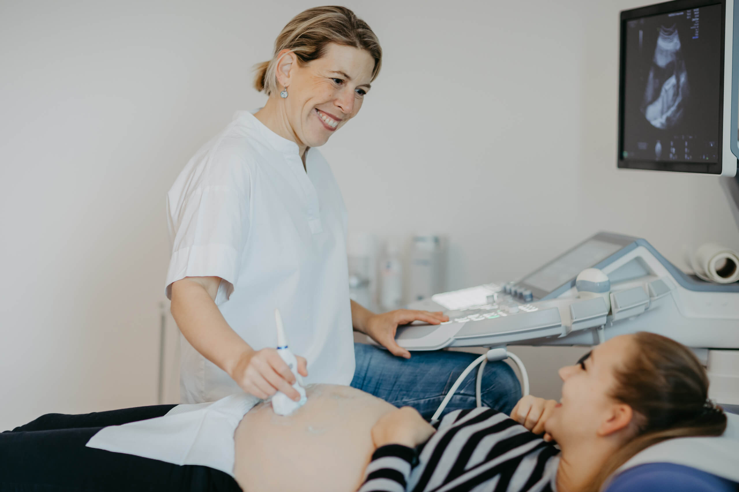 Frau Dr. Seidler bei der Ultraschalluntersuchung einer schwangeren Frau