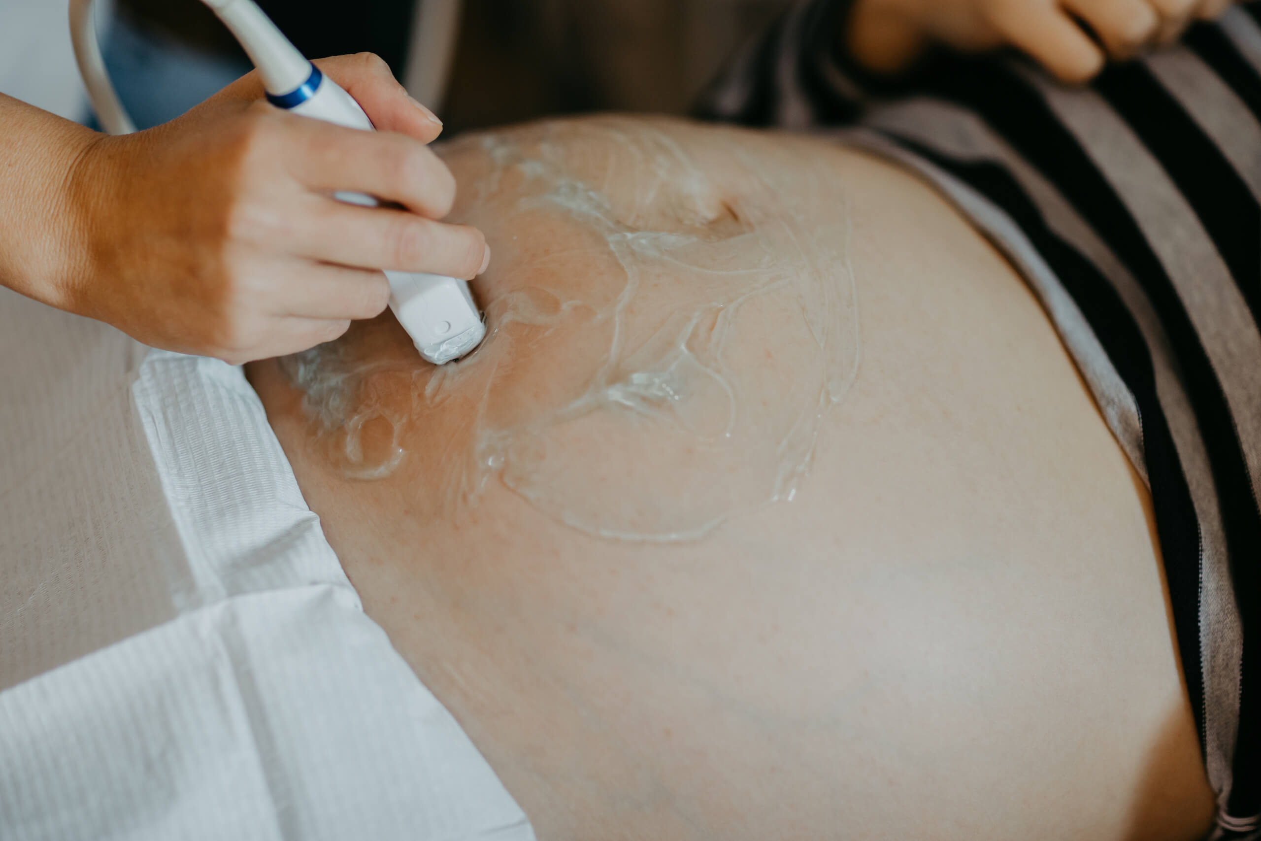 Frau Dr. Seidler bei der Ultraschalluntersuchung einer schwangeren Frau